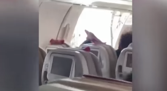 Homem abre porta de avião durante voo e é preso