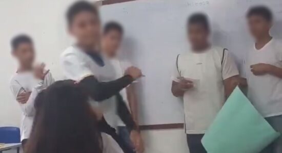 Aluno ataca colega com caneta durante apresentação escolar