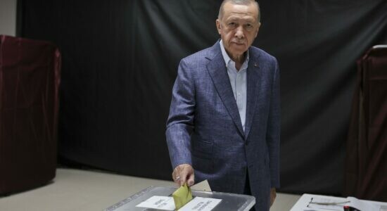 Recep Tayyip Erdogan votando