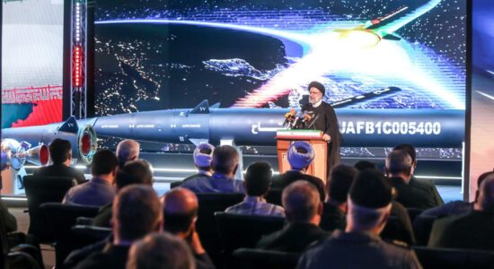 Irã revela míssil hipersônico capaz de atingir Israel em 400 segundos