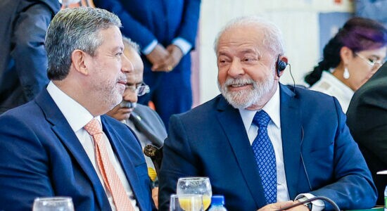Arthur Lira e Lula durante encontro de presidentes da América do Sul