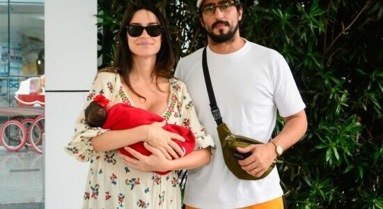 *EXCLUSIVO* Thaila Ayala & Renato Goes Deixam Marternidade com sua  filha Tereza.  Perinatal da Barra da Tijuca no Rio de Janeiro.