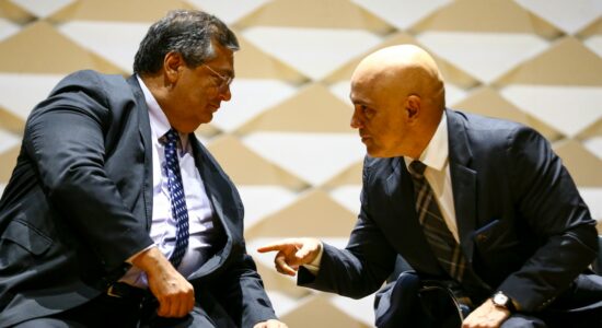 Ministro Flávio Dino em conversa com Alexandre de Moraes, do STF