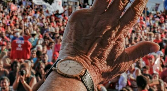 Relógio Piaget no braço de Lula durante agenda em 2022