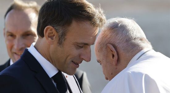 Emmanuel Macron e papa Francisco
