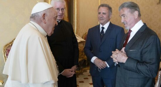 Papa Francisco recebe ator Sylvester Stallone no Vaticano