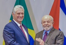 Lula aperta a mão do presidente de Cuba, Miguel Díaz-Canel