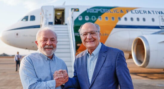 Lula se despede de Alckmin para viajar com destino à África