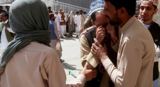 Parentes de vítimas aos prantos após explosão no Paquistão