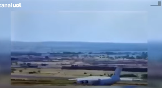 Avião soviético explode segundos após pousar em país africano