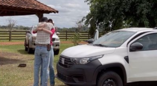 Cantora dá carro de R$ 100 mil de presente para primo: Merece