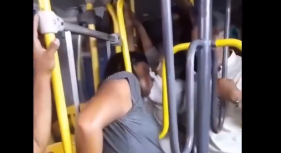 Mulher fica com cabeça presa em catraca de ônibus