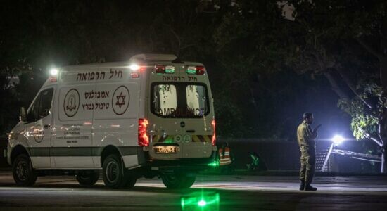 Ambulância preparada para receber reféns em Tel Aviv