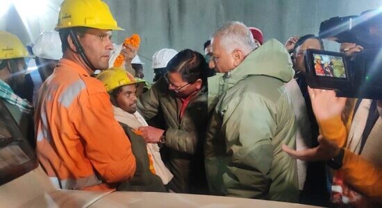 Momento em que trabalhadores são resgatados na Índia