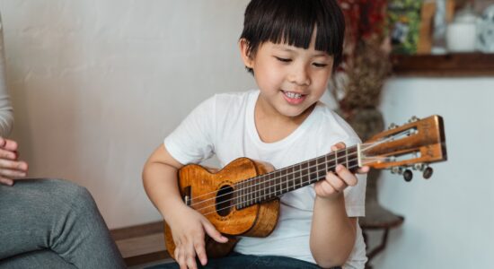 Foto Criança tocando ukulele