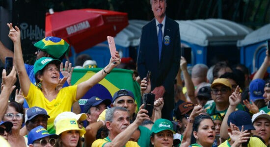 Simpatizantes del expresidente brasileño Jair Bolsonaro se manifiestan en la Avenida Paulista